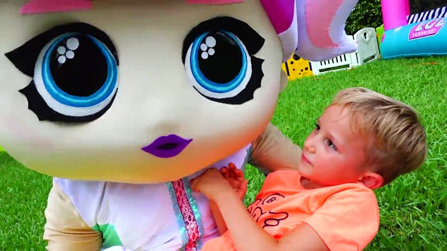 داستان های ولاد و نیکی Vlad and Niki - قسمت 129 - عروسک ها و اسباب بازی های بادی